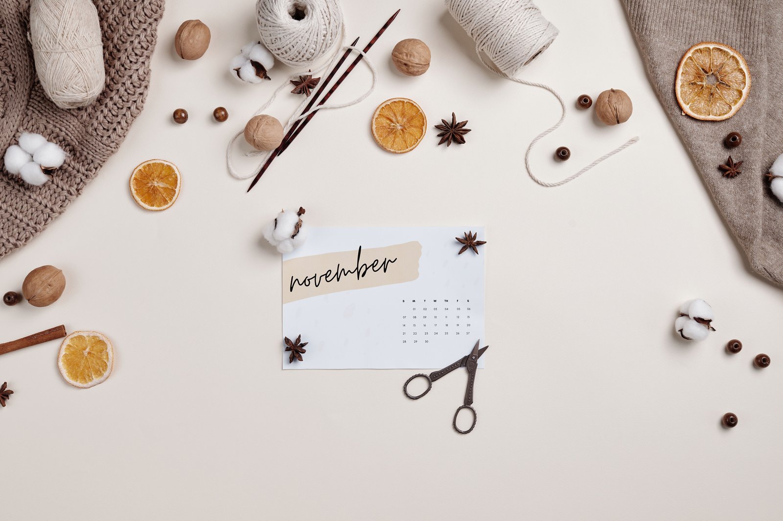 Calendar and desk items representing the foreclosure timeline and deadlines in Illinois