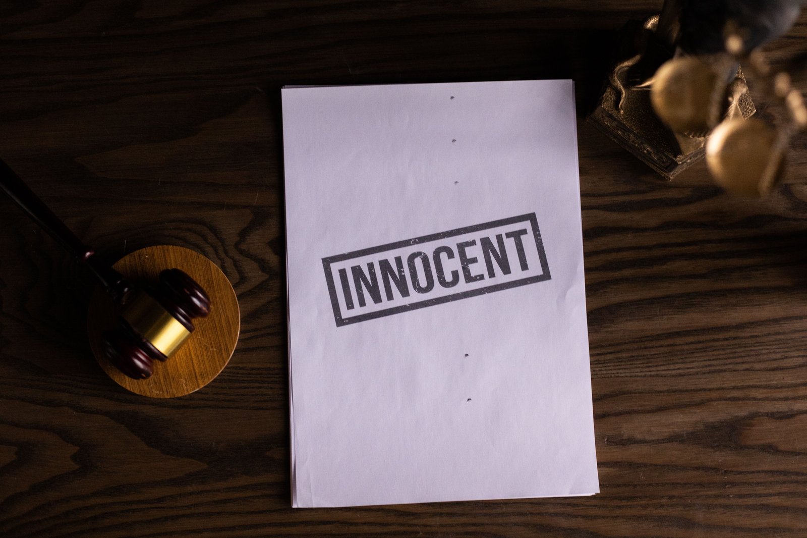 Legal document and gavel on a desk, representing the lis pendens court filing in Illinois